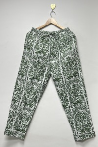 Conjunto de Pijama para Mujer 100% Algodón |   Conjunto de Pijama con Estampado Botánico Hecho a Mano |   Ropa de dormir suave con bolsa a juego - Product Image 3
