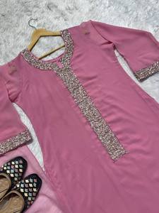 Vestido Tradicional Indio-Pakistaní Rosa Bordado con Detalles en Plata, Largo hasta el Suelo, para Bodas - Product Image 3