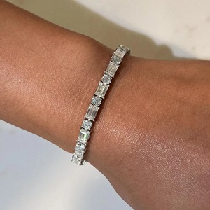 Bracelet tennis personnalisé en argent sterling 925 avec moissanite certifiée taille émeraude et forme ronde, style diamant - Product Image 6