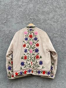 Veste Femme Beige en Velours et Coton Brodé, Faite Main, Motifs Floraux Bohèmes Ethniques, Col Montant, Hiver Automne, Style Boutique, Vente en Gros - Product Image 2