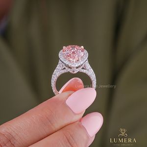 แหวนหมั้นเพชรทรงลูกแพร์สีชมพูแฟนซีสำหรับผู้หญิงจาก Lumera ประดับเพชรข้างสี D ได้รับการรับรองจาก IGI สไตล์โรแมนติก - Product Image 3