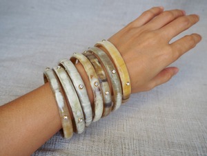 High Quality Luxury Belladec BI-WT966 Polished Classic Buffalo Horn Bangle Unisex Moon Shape Vintage Gift - Product Image 1
