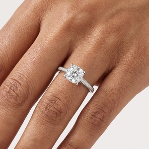 Bague de fiançailles pour femme en platine PT950 avec diamant taille coussin brillant et diamants latéraux couleur D, style classique, certifiée IGI - Product Image 5