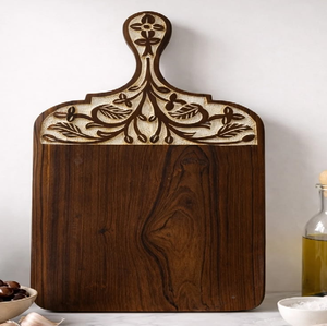 Magnifique planche à découper en bois foncé, ornée de sculptures florales élégantes et d'une finition lisse de qualité supérieure, disponible à prix de gros. - Product Image 1