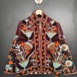Veste en velours de coton tricoté brodée à la main, style Suzani ouzbek vintage, chic bohème, artisanale et éthique, broderie florale - Product Image 1