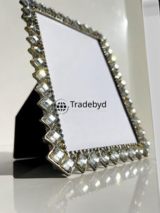 Cadre photo décoratif en métal de luxe, présentoir de table haut de gamme par Tradebyd - Product Image 5