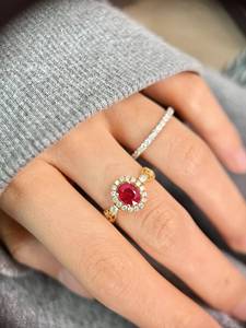 Anillo de Compromiso Unisex AMBER JEWELS con Diamante Cultivado en Laboratorio, Clásico, Oro Sólido de 14K, Engaste de Tensión, Banda Pavé, Plateado en Plata, IGI - Product Image 2