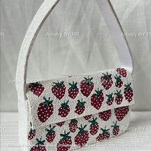 Sac à bandoulière de luxe fait main en perles rouges motif fraise, broderie de perles, pochette de soirée, sac à main de fête - Product Image 3