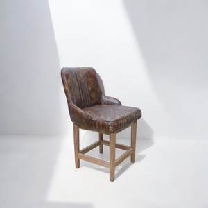 Chaise de luxe en cuir buff avec pieds en bois offrant un rembourrage ergonomique en mousse pour une assise confortable dans les espaces domestiques et les bistrots - Product Image 4