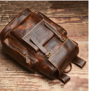 Mochila de cuero vintage con patrón de cocodrilo marrón, de gran capacidad, con cremallera, para hombre, para viajes y negocios. - Product Image 3