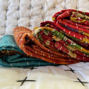 Ensemble de serviettes de cuisine Kantha faites à la main, en tissu de coton brodé coloré, pour la table à manger, la décoration de la maison, réutilisables, pour les fêtes - Product Image 3