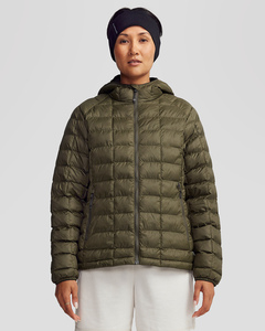 Chaqueta de invierno acolchada personalizada para mujer, ropa informal premium para exteriores, a prueba de viento, con cierre de cremallera y bolsillos laterales. - Product Image 1