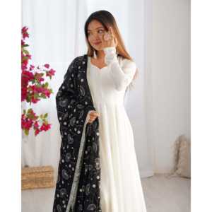 Magnifique robe Anarkali taille XS avec pallu et dupatta pour les fêtes et les occasions spéciales - Product Image 4