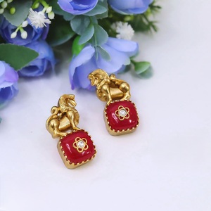 Pendientes elegantes de calidad premium con piedras chapadas en oro de lujo para mujeres y niñas, regalo para bodas, compromisos, fiestas y colecciones. - Product Image 2