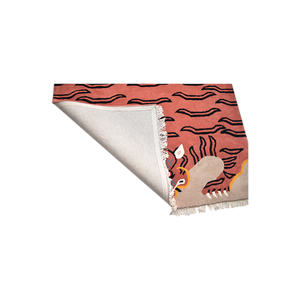 Tapis tibétain traditionnel en laine tufté à la main, motif double peau de tigre, style bohème rose corail, aspect fourrure animale exotique, écologique - Product Image 2