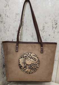 Sac fourre-tout bohème en daim taupe avec motif floral et éléphant en relief - Product Image 2