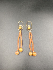 Boucles d'oreilles pendantes plaquées or avec perle en ambre sertie clos et forme goutte d'eau, design minimaliste pour femme - Idéales pour les fêtes et comme cadeau - Product Image 4