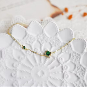 Pulsera Delicada de Esmeralda, Plata de Ley 925, Chapada en Oro de 14K, Piedra de Nacimiento de Mayo, Cadena Minimalista, Joyería con Gema Verde - Product Image 1
