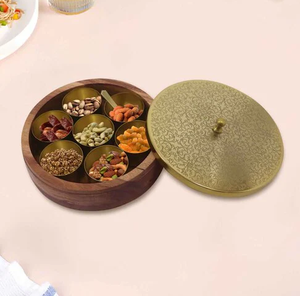 Boîte à épices en bois d'acacia, conteneur de rangement pour épices indiennes avec couvercle en laiton, design martelé - Product Image 1