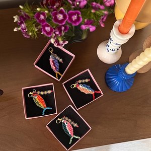 Breloques de poisson perlées avec nom, Porte-clés de poisson perlé, Porte-clés personnalisé pour demoiselle d'honneur, Breloques de poisson personnalisées en perles de rocaille, Na personnalisée - Product Image 2