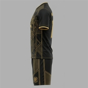 Conjunto de Camiseta de Fútbol para Hombre Mighty Eagles, Diseño Geométrico Negro y Dorado, Sublimado, Transpirable, Corte Regular, para Todas las Temporadas - Product Image 3
