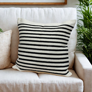 Housse de coussin tissée design à rayures en coton doux et écoresponsable pour la décoration du salon - Product Image 2