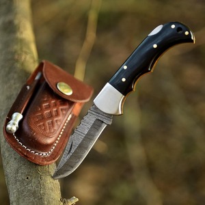 Cuchillo Plegable Artesanal de Damasco para Exteriores, Camping y Supervivencia, con Mango de Madera y Funda de Cuero, Logotipo Personalizado OEM/ODM - Product Image 1