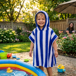 Poncho de bain pour enfants à rayures Cabana, en coton éponge doux, absorbant et à séchage rapide, idéal pour la piscine, la plage, les centres de villégiature et les hôtels, avec un toucher doux et des rayures teintes en fil. - Product Image 5