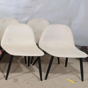 Set di sedie da pranzo con accento moderno 4 pezzi in velluto Beige a forma di cucchiaio sedile in metallo nero gambe laterali da cucina sedie per pranzo - Product Image 1