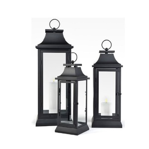 Lanterne à bougie en métal élégante, conçue pour rehausser l'ambiance dans les intérieurs décoratifs et les environnements festifs. - Product Image 2