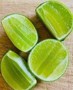 Jus de citron vert concentré premium - Sans sucre - 100% pur - Fraîchement pressé - Fournisseur en gros d'exportation du Vietnam - Mme Tarina - Product Image 1