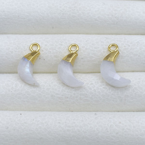 Amuleto de Luna Creciente de Piedra Lunar Natural |   Diseño de colgante chapado en oro de 5x16 mm - Product Image 4