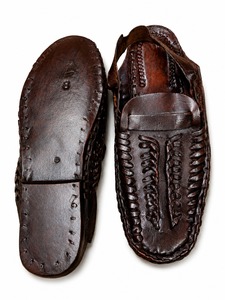 Mocassins Qureshi Trading Company 002 en cuir véritable marron, tressés à la main, à bout ouvert, avec logo embossé, style décontracté ethnique - Product Image 4