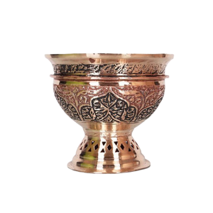 Quemador de incienso tradicional de latón diseñado para prácticas rituales culturales con tallados clásicos y base metálica robusta - Product Image 1
