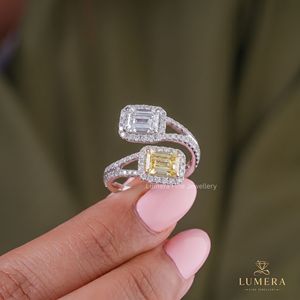 Bague de fiançailles Lumera en or blanc avec diamant taille émeraude, halo et sangle fendue, fantaisie jaune et blanc, certifiée IGI, pour femme - Product Image 1