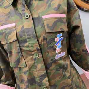 Chaqueta de Camuflaje Jack and Jill para Mujer, Abrigo con Botones, Logotipo Bordado Personalizado, Fabricante OEM, Suministro al por Mayor - Product Image 2