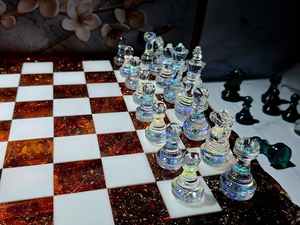 Échiquier en résine personnalisé de haute qualité, coffret de jeu d'échecs, pièces d'échecs en résine argentée de luxe, très vendu et abordable - Product Image 2