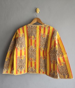 เสื้อแจ็คเก็ตผ้าควิลท์ คอวี แขนยาว ลายสัตว์ สีเหลืองส้ม บุด้วยโพลีเอสเตอร์ สไตล์ฤดูใบไม้ร่วง ติดกระดุม ของขวัญสำหรับเธอ - Product Image 6