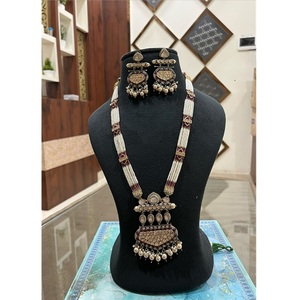 Collier long en laiton plaqué or de qualité supérieure avec boucles d'oreilles assorties pour femme, collection pour mariage. - Product Image 1
