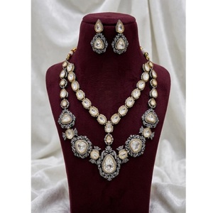 Ensemble collier et boucles d'oreilles chic plaqué or avec cristaux pour femmes, pour mariage ou soirée, bijoux en alliage avec strass taille poire - Product Image 1