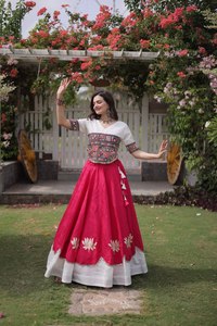 Conjunto de Lehenga Choli Romántico con Blusa de Encaje con Cuello en V y Detalles de Espejo para Fiestas, Festivales y Bodas - Product Image 5