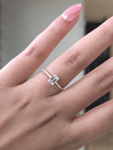 Bague solitaire en diamant de laboratoire émeraude 0,90 ct, bande pavée en or, bijoux fins minimalistes pour fiançailles et mariage pour femmes - Product Image 4