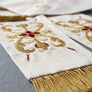 Étole d'église rectangulaire blanche brodée avec franges dorées et pompons pour la liturgie, vêtement liturgique personnalisé - Product Image 4