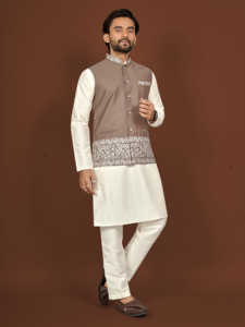 Nueva Colección Masculina: Kurta Estilo Pakistaní con Base de Seda, Koti con Bordado Daaman, Kurta en Tono Blanco Hueso con Pantalón y Chaqueta - Product Image 5