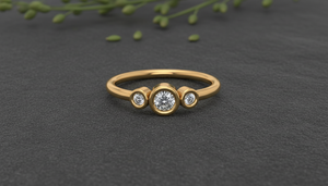 Anillo de Compromiso Minimalista con Tres Piedras de Oro de 10k, Diseño Personalizado Hecho a Mano, Diamante Cultivado en Laboratorio VVS1, Engaste en Bisel - Product Image 4