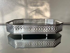 Bandeja de Almacenamiento Metálica Hexagonal con Acabado Pulido, Diseño Moderno para Mesa, Apilable, Organizador de un Solo Nivel - Product Image 3