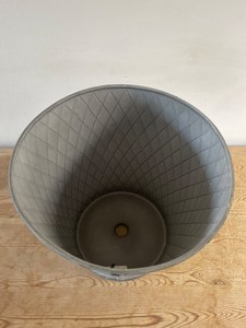 Jardinière en métal galvanisé à motif diamant, pot à fleurs rustique embossé pour la décoration intérieure et l'aménagement extérieur du jardin - Product Image 5