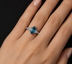 Bague de mariage en or 14 carats plaqué rhodium avec trois diamants de laboratoire bleus fantaisie taille marquise et taille triangle, bijou de mariée, cadeau - Product Image 1