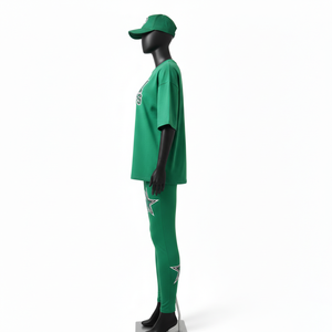 Ensemble femme de haute qualité : t-shirt en coton 200 GSM et legging extensible en spandex vert avec logo brodé et impression par transfert thermique. - Product Image 4