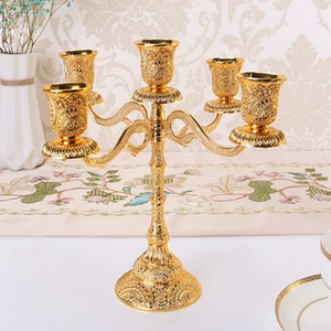 Candelabro metálico plateado brillante de cinco brazos con base geométrica detallada, disponible a precios de mayorista. - Product Image 3